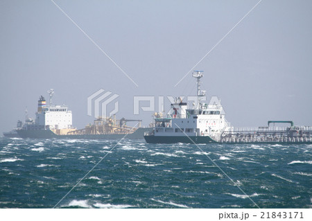 時化で停泊する大型船 時化で停泊する大型船 21843171