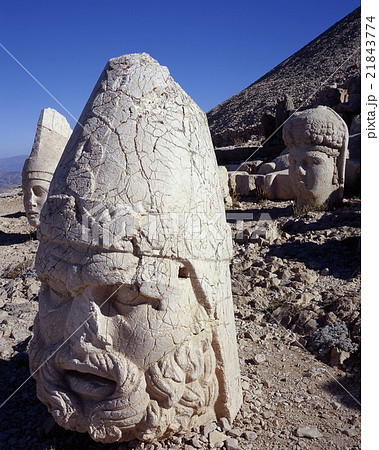 ネムルト山のゼウス神頭像とティケ女神頭像とアンティオコス1世頭像 21843774