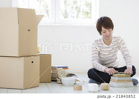 本を縛る日本人の男性 本を縛る日本人の男性 21843852