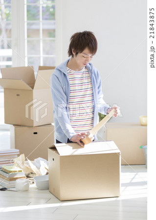 荷物を梱包する男性の写真素材 [21843875] - PIXTA