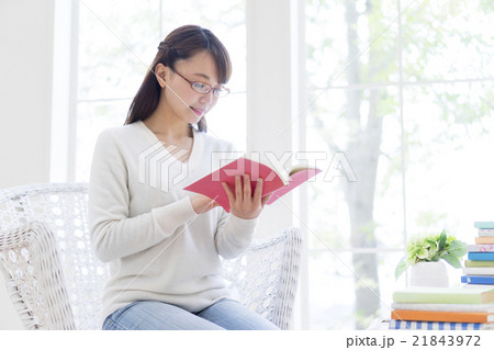 本を読む20代の女性 21843972
