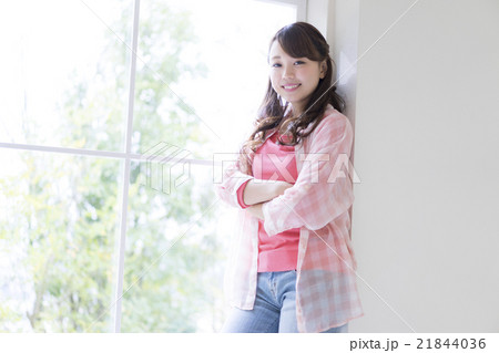 窓辺で腕を組む日本人女性 窓辺で腕を組む日本人女性 21844036