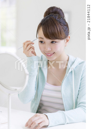 お化粧をする日本人女性 21844112