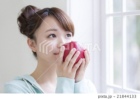リンゴを持つ日本人女性の写真素材