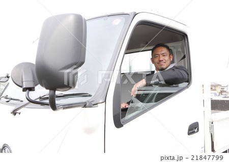 トラックに乗る男性2人 21847799