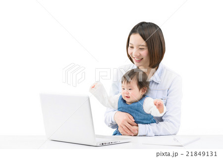 赤ちゃんを抱きながらパソコンをしている若いお母さん。 21849131