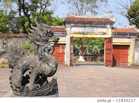 Dragon statue in Imperial palace, Hue, Vietnam 21850217