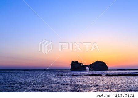 南紀白浜　夕陽に映える円月島 21850272