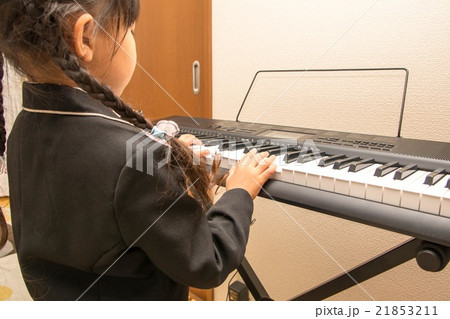ピアノ　女の子 21853211