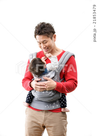 赤ちゃんを抱っこしている若いお父さんのバストアップイメージ 21853479