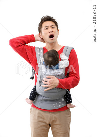 赤ちゃんを抱っこしている若いお父さんのバストアップイメージ 赤ちゃんを抱っこしている若いお父さんのバストアップイメージ 21853711