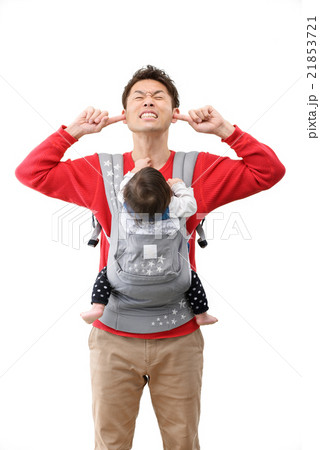 赤ちゃんを抱っこしている若いお父さんのバストアップイメージ 21853721