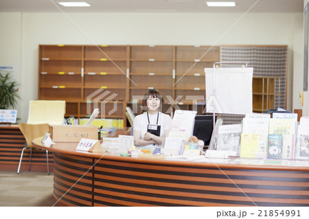 図書館で働く女性 図書館で働く女性 21854991
