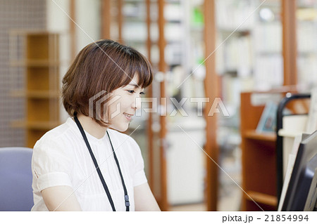 図書館で働く女性 図書館で働く女性 21854994