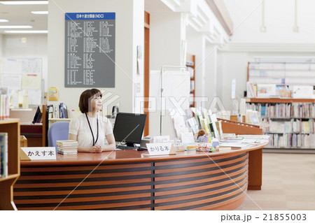 図書館で働く女性 21855003
