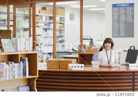図書館で働く女性 21855005