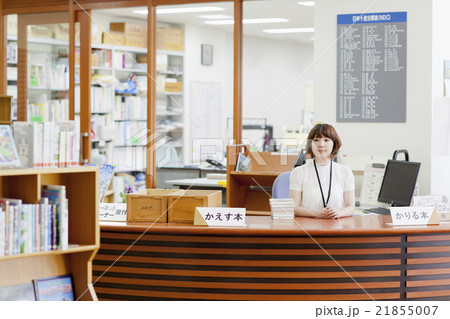 図書館で働く女性 21855007
