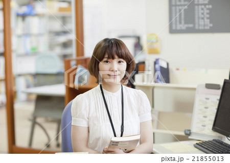 図書館で働く女性 21855013