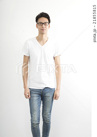 男性 ポートレート カジュアル 全身 立ちポーズ ジーパン Tシャツ カメラ目線の写真素材