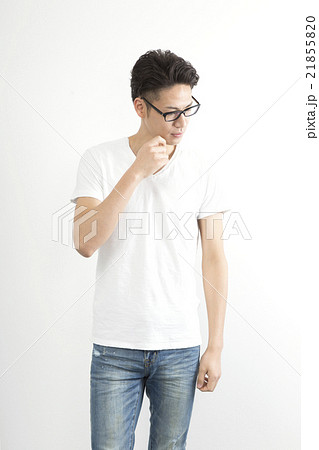 男性 ポートレート カジュアル 全身 立ちポーズ ジーパン Tシャツ 悩む 考えるの写真素材