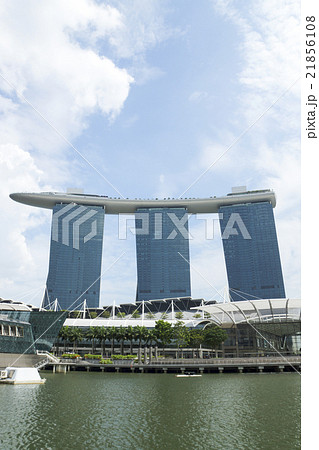 シンガポール　船上から見上げるマリーナベイ・サンズ 21856108