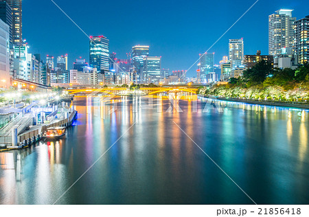 天満橋から眺める大川沿いの桜と夜景 大阪の風景 の写真素材