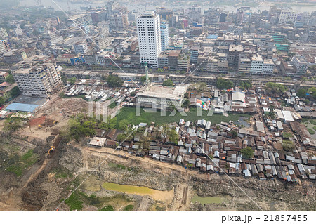 不安定に拡大を見せるバングラデシュ、首都ダッカ市街地 21857455