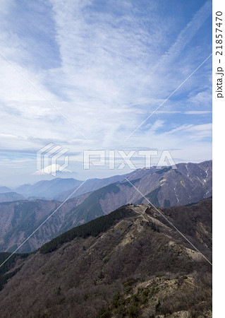 丹沢表尾根　富士山と烏尾山荘 21857470