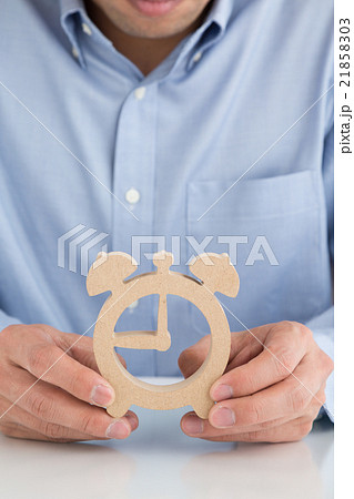 時計を持つ男性 時計を持つ男性 21858303