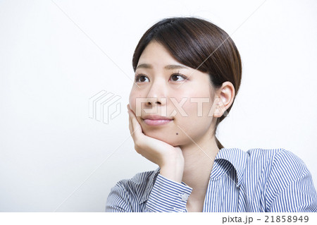女性　顔　アップ　頬づえ 21858949