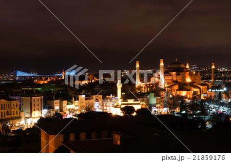 トルコ・イスタンブル　アヤソフィアとボスポラス橋の夜景 21859176