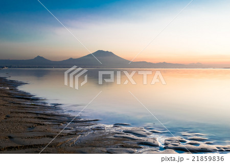 バリ島　サヌール海岸　アグン山　夜明け 21859836