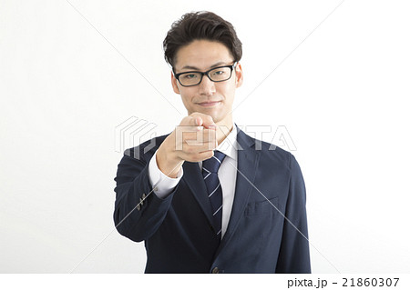 ポーズ 指差す カメラ目線 挑発 挑戦 男性 ビジネスマン 白バックの写真素材
