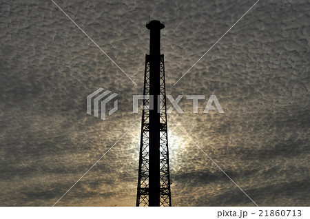 工場の煙突のシルエット 21860713