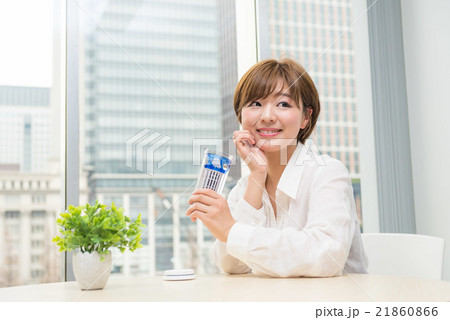 水筒を持つ女性 21860866