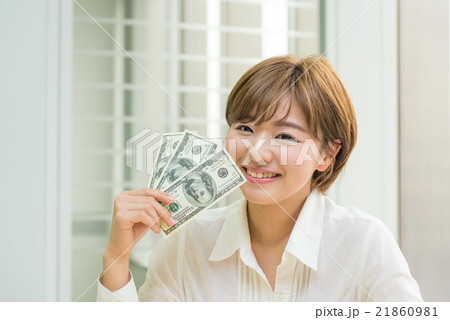 米国ドルを持つ女性 21860981
