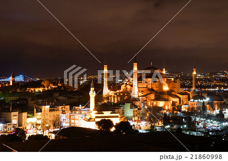 トルコ・イスタンブル　アヤソフィアとボスポラス橋の夜景 21860998