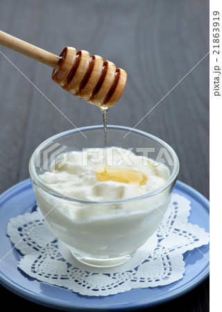 蜂蜜とプレーンヨーグルト 蜂蜜とプレーンヨーグルト 21863919