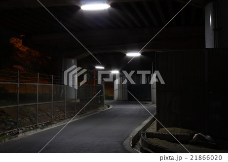 高架下の夜道 高架下の夜道 21866020