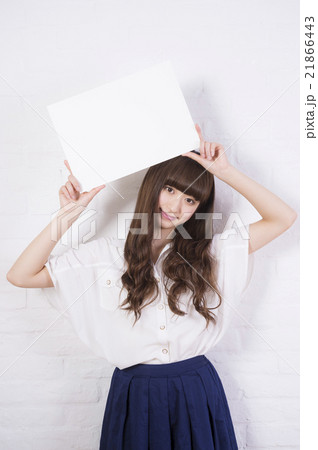 ホワイトボードをかかげる女性 21866443