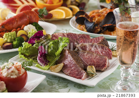 和牛リブロースのステーキとパーティー料理 21867393
