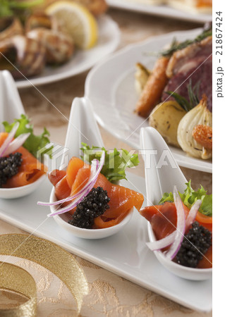 ワンスプーンオードブルとパーティー料理 21867424