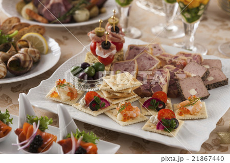オードブル盛り合わせとパーティー料理 21867440