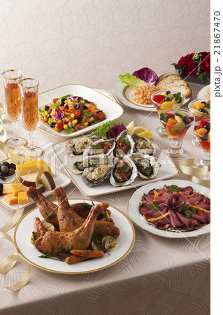 ローストチキンやチーズのパーティー料理 21867470