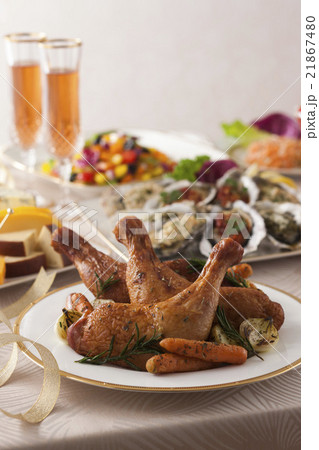 ローストチキンとパーティー料理 21867480