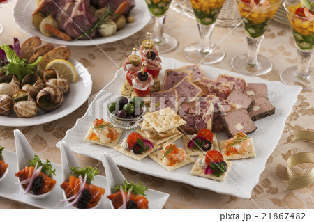 オードブル盛り合わせとパーティー料理 21867482