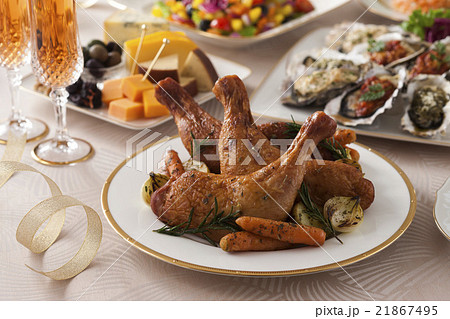 ローストチキンとパーティー料理 21867495
