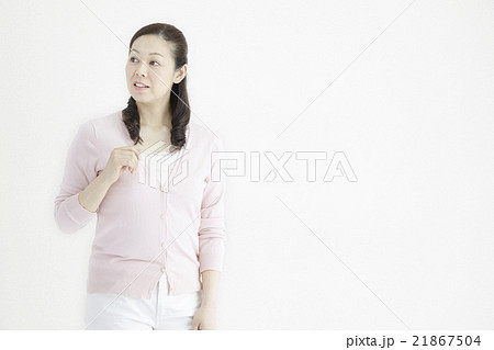 ４０代ミドルエイジ女性ちょっとした日常の動作自然光 21867504