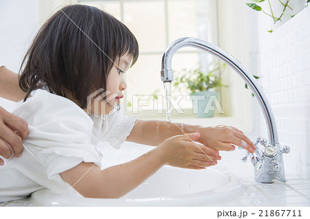 手を洗う2歳の女の子 手を洗う2歳の女の子 21867711