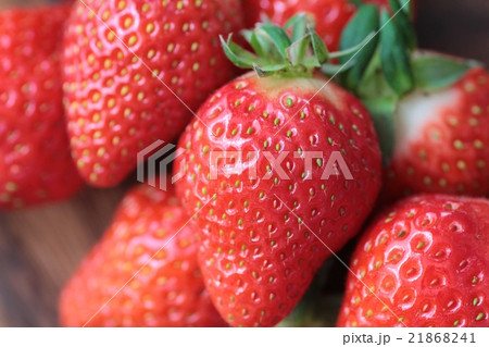 ヘタ付きの新鮮いちご 21868241